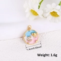 Dettaglio pendente universo dorato 1,4 cm con smalto blu e luna in zircone lucido - Stile Pianeta Stellato Sfumato (A0107)