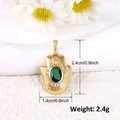 Ciondolo Mano di Fatima dorato con pietra verde e zirconi su sfondo bianco decorato - Stile Mano di Hamsa Verde (A0247)