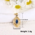 Dettaglio macro del ciondolo ovale placcato oro con zircone blu e trama a raggiera - Stile Boho Ovale Blu (A0252)