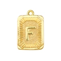 Detailansicht des quadratischen vergoldeten Anhängers mit Buchstabe F und Struktur - Buchstabe F Stil (A0426-F)