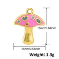 Vue macro d'un pendentif champignon rose 16x14mm avec cristaux colorés et plaqué or - Champignon en Pierre Précieuse Rose (A0391)