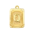 Detailansicht eines goldenen rechteckigen Anhängers mit Struktur und geprägtem Buchstaben Q - Buchstabe Q Stil (A0437-Q)