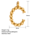 Macro-opname van goudkleurige letter C hanger met afmetingen en gewicht details - Letter C