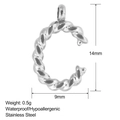 Dettaglio macro del ciondolo a lettera C in acciaio inossidabile argento 14mm con trama - Lettera C