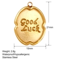 Détail du pendentif ovale en acier doré avec gravure Good Luck et texture brossée - Pièce Ovale Bonne Chance (SS0148)