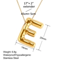 Makroaufnahme von 18K Goldbuchstabe E Anhänger mit Maßen und wasserfesten Merkmalen - Stil E (XL0038-E)