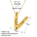 Makroaufnahme von 18k vergoldetem Edelstahl Buchstabe V Anhänger mit 45cm Kettendetails - Stil V (XL0055-V)