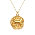 Dettaglio macro del ciondolo Ariete con finitura martellata dorata su catena a maglia - Ariete (XL0095)