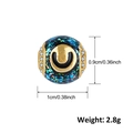 Vista dettagliata del charm verde smeraldo placcato oro con dimensioni di 0,9 cm per 1 cm - Lettera C (A0130)