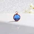 Donkerblauwe kristallen hanger met gefacetteerde saffiersteen en roségouden zetting - Roségoud-Donkerblauw (December)