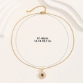 Goldene Halskette mit schwarzem Kleeblatt-Anhänger und Kristallen, Länge 41-46 cm - 41-46 cm / Gold