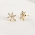 Makroaufnahme von 14k vergoldeten Schneeflocken-Ohrsteckern mit Zirkonia und Hängeschlaufe - Goldener Spitzblumen-Stil / Gold