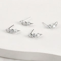 Vue macro de composants de boucles d'oreilles incurvés en zircon pour la création de bijoux - Tige de boucle d'oreille étoile en zircone plaqué or blanc
