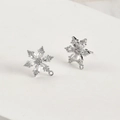 Makroaufnahme von Schneeflocken-Ohrringen mit 14k Vergoldung und funkelnden Zirkonia-Kristallen - Silberner Spitzblumen-Stil / Silber
