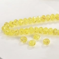 Detalle macro de cuentas de vidrio facetadas amarillo limón con pan de oro para joyas DIY - Aproximadamente 8 * 6 mm / Amarillo