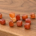 Macrodetail van kubusvormige rode agaatkralen met gepolijste afwerking voor DIY-sieraden - Rode Agaat Kubus