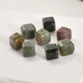 Dettaglio macro di perle in pietra naturale a forma di cubo per la creazione di gioielli - Agata Pazza Cubo