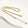 Detailaufnahme der goldenen Edelstahl-Kordelkette mit Karabinerverschluss und Verlängerung - 2.5 Raupenkette (Dicke ca. 2.5mm) / Gold