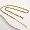 Detail der goldenen Panzerkette mit sicherem Karabinerverschluss und verstellbarer Gliederkette - 1.2 Flache Bordsteinkette (Breite ca. 4.4mm Linie ca. 1.2mm) / Gold