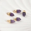 Détail de cinq prismes hexagonaux en améthyste violette avec embouts dorés sur plateau blanc - 2# Améthyste
