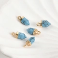 Détail de cinq pendentifs hexagonaux en turquoise avec calottes dorées sur plateau blanc - 10# Turquoise Bleue (Synthétique)