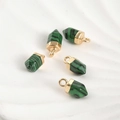 Gros plan de cinq pendentifs hexagonaux en malachite avec attaches dorées en boucle - 9# Malachite