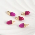 Vue détaillée de cinq mini pendentifs en cristal hexagonal violet avec capuchons dorés - 11# Rouge Rose (Teinte)