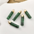 Detailansicht von fünf sechseckigen Malachit-Steinanhängern mit goldenen Metallkappen - Malachit-Stil (5# Malachit)