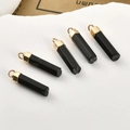 Detailansicht von fünf sechseckigen schwarzen Steinanhängern mit goldenen Metallkappen für DIY - Obsidian-Stil (8# Obsidian)