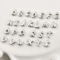 Vista macro delle lettere A-Z stile palloncino 3D in argento lucido per gioielli - Set completo di 26 lettere / Set di 26 / Argento