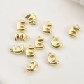 Dettaglio di ciondoli lettera E placcati oro 14k per la creazione di gioielli e collane DIY - Lettera E (5#E) / 1 Pezzo / Oro