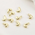 Vista macro di ciondoli a forma di lettera J placcati in oro 14k con finitura lucida - Lettera J (10#J) / 1 Pezzo / Oro