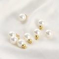 Dettaglio di pendenti in perla bianca con cappucci dorati su seta bianca - Ciondolo Perla Bianca 8mm con Cappuccio Dorato