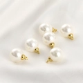 Dettaglio di sei perle finte bianche con cappucci dorati per creazione di gioielli - Ciondolo Perla Bianca 10mm con Cappuccio Dorato