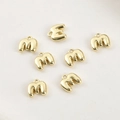Dettaglio dei ciondoli a lettera M in rilievo placcati oro 14k con anelli di chiusura - Lettera M (13#M) / 1 Pezzo / Oro