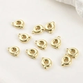 Dettaglio macro di 10 ciondoli lettera Q lucidi placcati in oro 14k per gioielli DIY - Lettera Q (17#Q) / 1 Pezzo / Oro