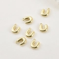 Dettaglio di 6 ciondoli a forma di U placcati oro 14k per creazione gioielli fai da te - Lettera U (21#U) / 1 Pezzo / Oro