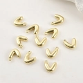 Dettaglio di undici ciondoli a V placcati in oro 14k lucido per la creazione di gioielli - Lettera V (22#V) / 1 Pezzo / Oro