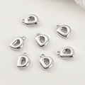 Primo piano di sette ciondoli a forma di lettera D in argento per gioielli fai-da-te e hobby - Lettera D (30#D) / 1 Pezzo / Argento