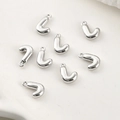 Primo piano di otto ciondoli a forma di J in argento lucido placcati oro 14k - Lettera J (36#J) / 1 Pezzo / Argento