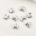 Dettaglio dei ciondoli a lettera M a bolla 3D con finitura in oro 14k per gioielli DIY - Lettera M (39#M) / 1 Pezzo / Argento