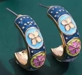 C-förmige goldene Ohrringe mit blauem Emaille und bunten Blumenmustern - Blumenmuster (Stil 1)