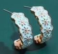 Hellblaue Emaille C-Form Ohrstecker mit goldenem Blumenmuster auf grünem Untergrund - Hellblau & Gold Floral (Stil 4)