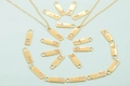 Detailansicht goldener rechteckiger Alphabet-Anhänger mit funkelnden Kristallakzenten - Buchstabe A / Gold