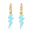 Detalle de pendientes de rayo con esmalte azul y cierre de aro dorado pulido brillante - Azul claro