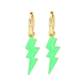 Primer plano de pendientes huggie dorados con colgantes de rayo en esmalte verde - Verde