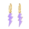 Primer plano de colgantes de rayo de esmalte morado con pendientes de aro de metal dorado - Púrpura