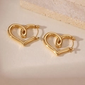 Dettaglio di orecchini a cuore dorati con design a nodo intrecciato su pietra - Stile Cuore Aerodinamico con Nodo Intrecciato (5960750932861) / Oro