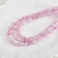 Drelagige Halskette mit marmorierten rosa-weißen Rechteckperlen und Silber-Zwischenperlen - Rosa Marmor Stil (P-11)
