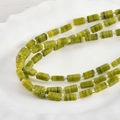 Makro-Detail von 4x10mm olivgrünen rechteckigen Glasperlen für DIY-Schmuckherstellung - Olivenjade Textur Stil (P-11)
